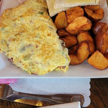 JT's Cafe - 3 egg omelet - Breakfast & Brunch Near Me - Blue Point, New York