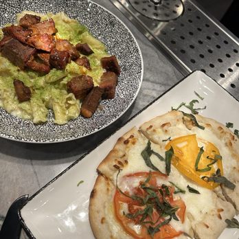 Zephyr Kitchen and Bourbon Bar - Short Rib Mac N Cheese & Margherita Pizza - American Near Me - Overland Park, Kansas