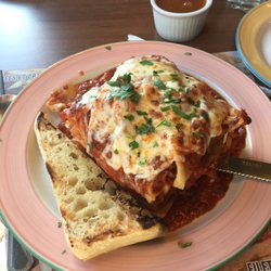 Grilly's - La lasagne était bonne! J'ai prit l'option bar à salade pour 4$ de plus. Je n'étais pas déçu la salade et les fruits étaient frais.Très bon!