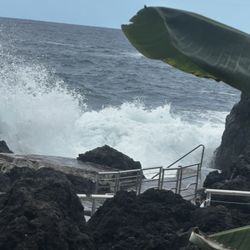 El Caleton - Enjoyed the waves crashing in the rocks so closed to where we were seating!