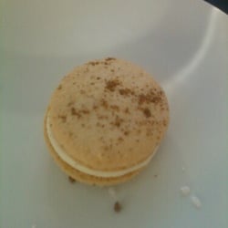 La Patisserie - Gingerbread macaron