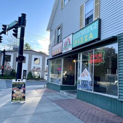 Woodbridge Pizza Co. - Frontage, just 3 parking spots in front, in an awkward spot on middle turnpike east