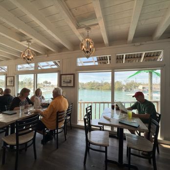 Pop's Sunset Grill - Seating - Seafood Near Me - Nokomis, Florida