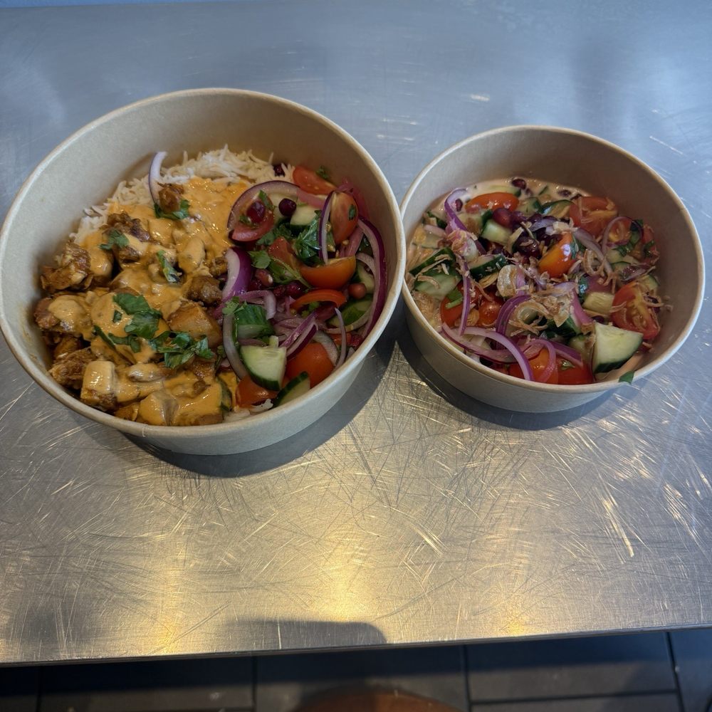 Chicken tikka bowl and cucumber salad ! Chicken tikka bowl and cucumber salad !