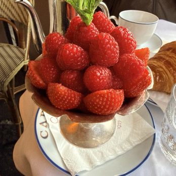 Carette - Fresh strawberries and raspberries - Patisserie/Cake Shop Near Me - Paris, 75 Carette - Fresh strawberries and raspberries - Patisserie/Cake Shop Near Me - Paris, 75