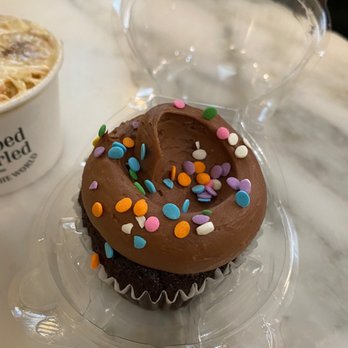 Magnolia Bakery - One Van/Van One Choc/Choc Cupcake to go - Bakeries Near Me - Chicago, Illinois Magnolia Bakery - One Van/Van One Choc/Choc Cupcake to go - Bakeries Near Me - Chicago, Illinois