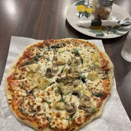 Gluten-free mushroom, spinach, and artichoke pizza Gluten-free mushroom, spinach, and artichoke pizza