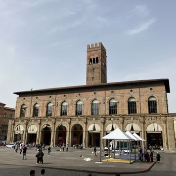 Piazza Maggiore - Landmarks & Historical Buildings Near Me - Bologna, BO