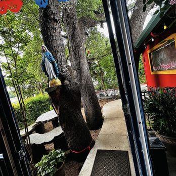 Jardin Del Rey - Outside waiting area - Mexican Near Me - Leander, Texas Jardin Del Rey - Outside waiting area - Mexican Near Me - Leander, Texas