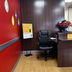 OneBlood Miami Gardens Donor Center - Lobby area to the left en you enter