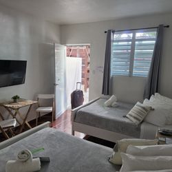 La Jamaca Guesthouse and Snack Bar