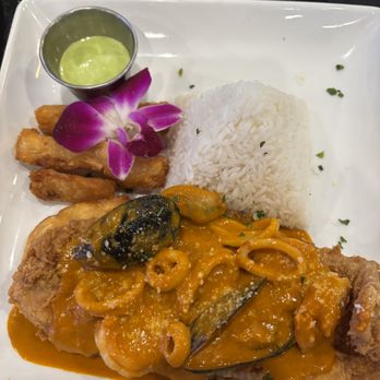 Incas 360 - Pescado a lo macho, arroz y yuca frita - Peruvian Near Me - Port Orange, Florida