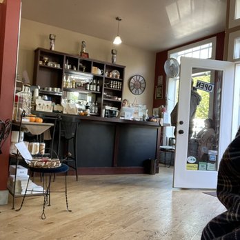 Cafe C'est La Vie - inside - Cafes Near Me - Depoe Bay, Oregon Cafe C'est La Vie - inside - Cafes Near Me - Depoe Bay, Oregon