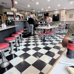 Rod's Grille - Checkered floor inside