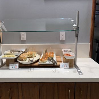 Delta Sky Club - Sandwich station - Airport Lounges Near Me - Honolulu, Hawaii