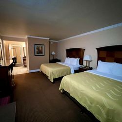 Quality Inn Near Hearst Castle - Two queen suite with countryside view/patio room