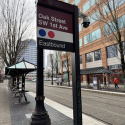 Oak/SW 1st Ave MAX Station