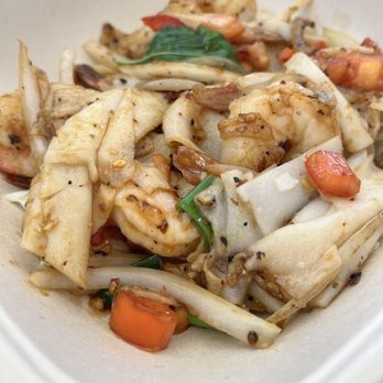 Thai Mee Up - Drunken Noodles with Shrimp - Food Trucks Near Me - Kahului, Hawaii