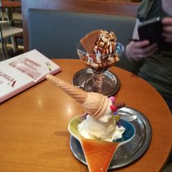 Eiscafé Venezia - Nuss becher, kinder eis
