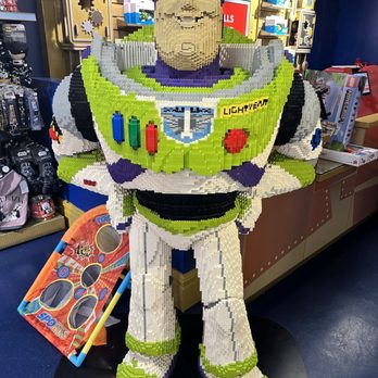 Hamleys - LEGO Toy Story Buzz Lightyear - Toy Stores Near Me - London, XGL