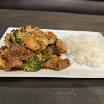 Issho Asian Cuisine - Beef with garlic sauce Lunch - Chinese Near Me - Berwyn, Pennsylvania Issho Asian Cuisine - Beef with garlic sauce Lunch - Chinese Near Me - Berwyn, Pennsylvania