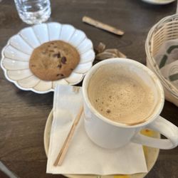 Cafe Moonday - Vanilla latte and chocolate chip cookie