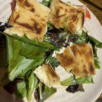 Le Volant Basque - Goat cheese with lettuce - Basque Near Me - Paris, 75 Le Volant Basque - Goat cheese with lettuce - Basque Near Me - Paris, 75