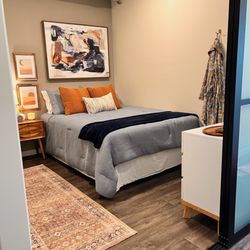 Suite Venture Housing - Bedroom spaces are beautifully furnished, with comfortable mattresses and everything you need for a peaceful and private stay.