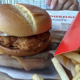 This chicken sandwich is good. This chicken sandwich is good.