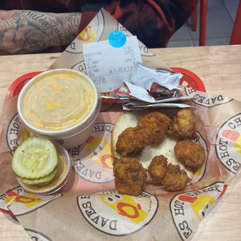 Dave's Hot Chicken - Cauli bites with a side of Mac n cheese - Chicken Shop Near Me - Eugene, Oregon Dave's Hot Chicken - Cauli bites with a side of Mac n cheese - Chicken Shop Near Me - Eugene, Oregon