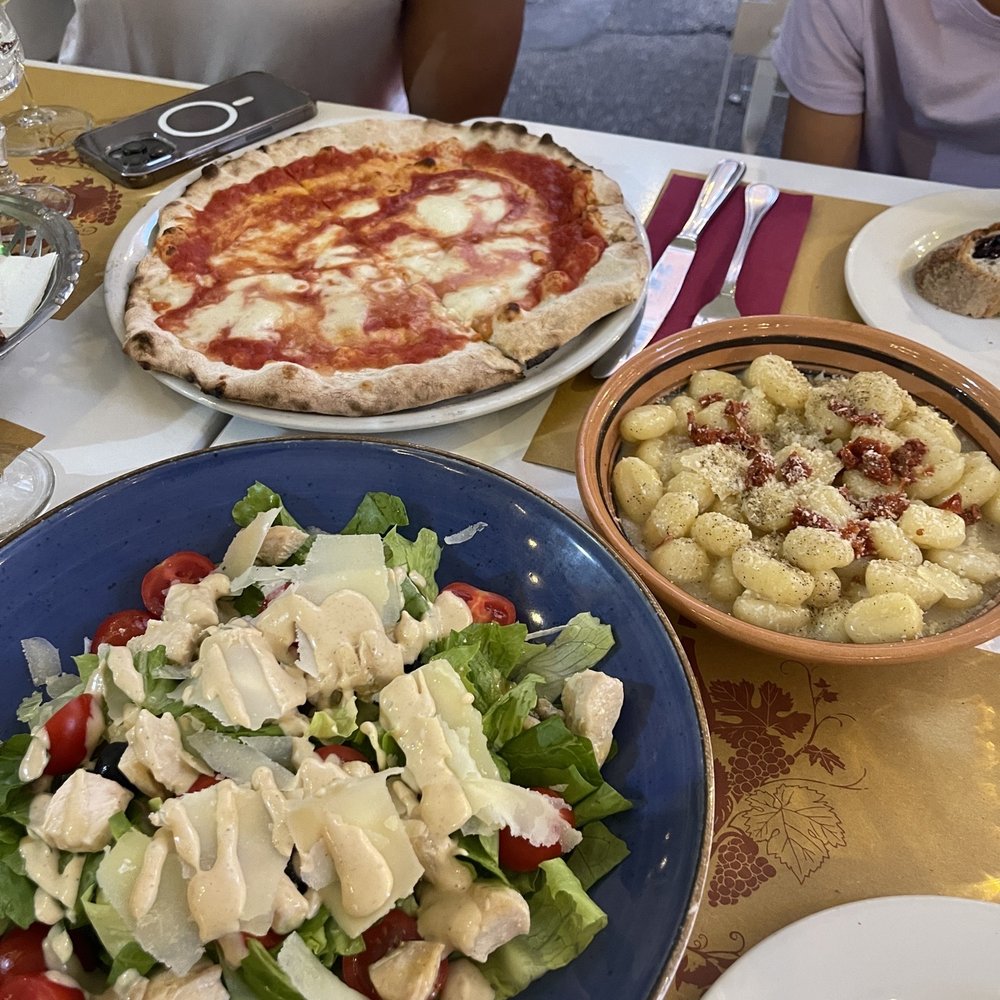 Gnocchi Caico e Pepe, margarita pizza, Insalata pollo Gnocchi Caico e Pepe, margarita pizza, Insalata pollo