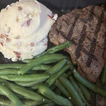 Applebee's Grill + Bar - 6 oz. Top Sirloin*, green beans, Garlic Mashed Potatoes - American Near Me - La Habra, California