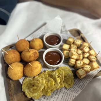 El Arcoiris - Bolitas de queso, salsa de guayaba, queso frito y tostones - Caribbean Near Me - Guayama, Puerto Rico El Arcoiris - Bolitas de queso, salsa de guayaba, queso frito y tostones - Caribbean Near Me - Guayama, Puerto Rico