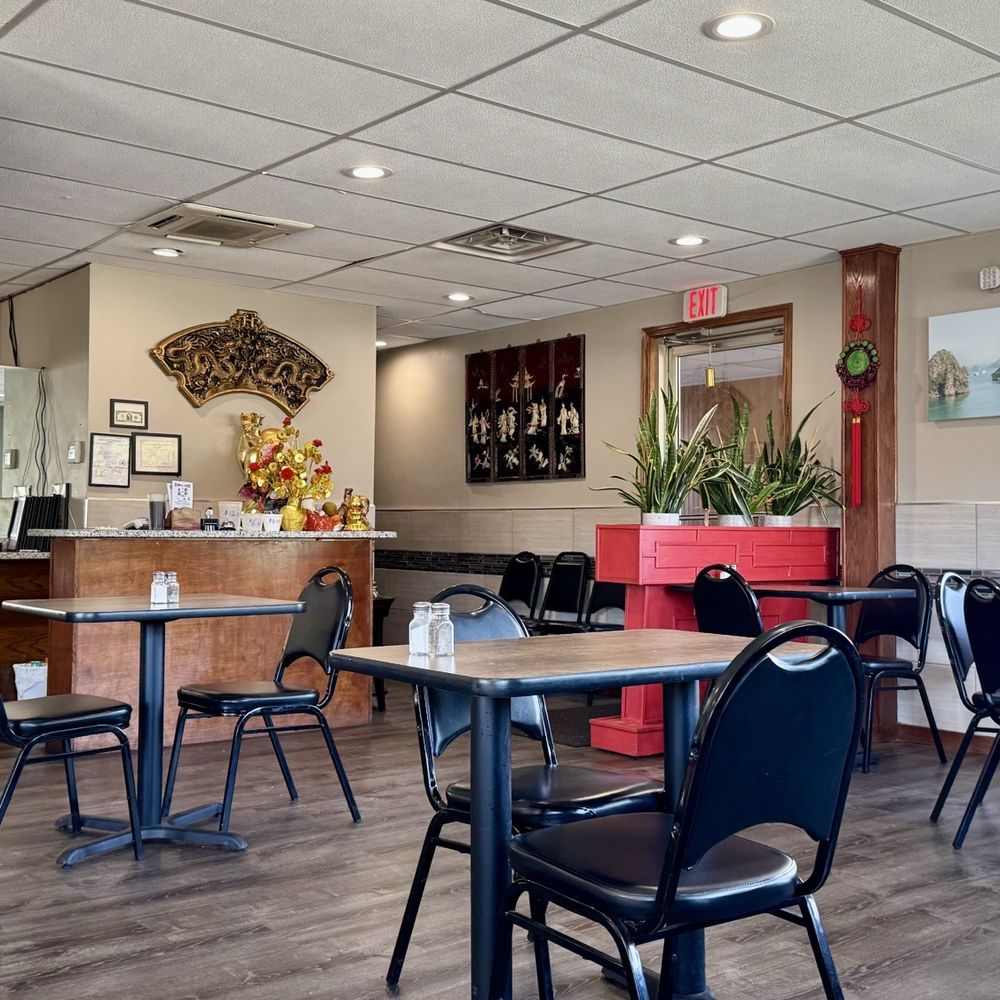 China Chef - Seating.  Booths along the East wall. - Chinese Near Me - Des Moines, Iowa
