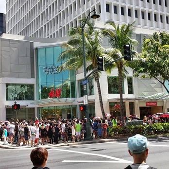 H&M - Grand opening day! I did not go in that day... just took a picture of the craziness ;P - Women's Clothing Near Me - Honolulu, Hawaii