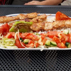 Ali Baba - Hähnchenspieße mit Reis und Salat