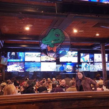 Winking Lizard - Inside - American Near Me - Independence, Ohio