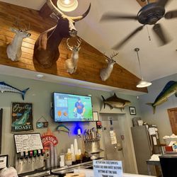 Dave's Oyster Bar and Grill - Bar view
