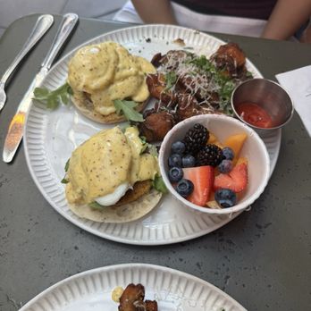 Magnolia House - Crab cakes benedict - Cocktail Bars Near Me - Pasadena, California