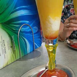 Toscani - Der "Flipper". O-Saft, Zitronen-/Vanille-Eis und orangener Curaçao 4,95€. Sieht deutlich uncooler aus, als er geschmeckt hat!