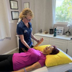 Therapeutic Connection - Carolyn Silan, PT working on shoulder of client (female)
