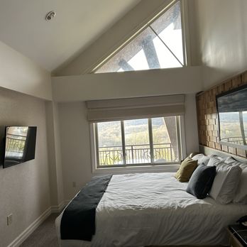 Grand Cascades Lodge - Great comfortable bed with vaulted ceiling. - Resorts Near Me - Hamburg, New Jersey
