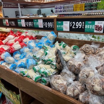 Yong Fa Supermarket - Italian Tomatoes & various types of mushrooms - Grocery Near Me - Flushing, New York