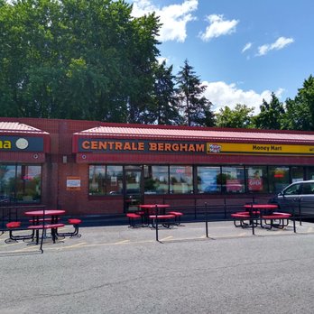Centrale Bergham - They have some outdoor tables in the parking lot. - Burgers Near Me - Ottawa, Ontario