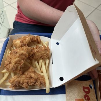 Jollibee - 3pc Chicken Tenders Meal Deal - Fast Food Near Me - Tukwila, Washington