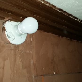 Hotel Gary's La Fonda - Non Working Light with No Shade - Hotels Near Me - Tijuana, BCN