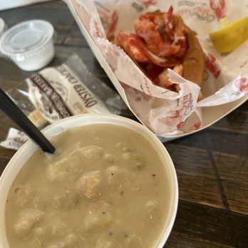 Cousins Maine Lobster - Denver - Cup of clam chowder and Connecticut roll in background. Delicious hearty soup! - Seafood Near Me Cousins Maine Lobster - Denver - Cup of clam chowder and Connecticut roll in background. Delicious hearty soup! - Seafood Near Me