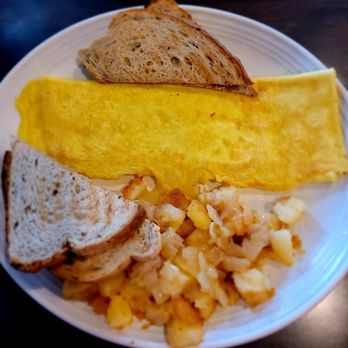 Alton's - Alton's Cheese Omlette - American Near Me - Elma, New York