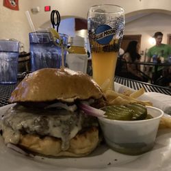 Luna's Outdoor Bar And Grille At Merighi's Savoy Inn - Cheeseburger