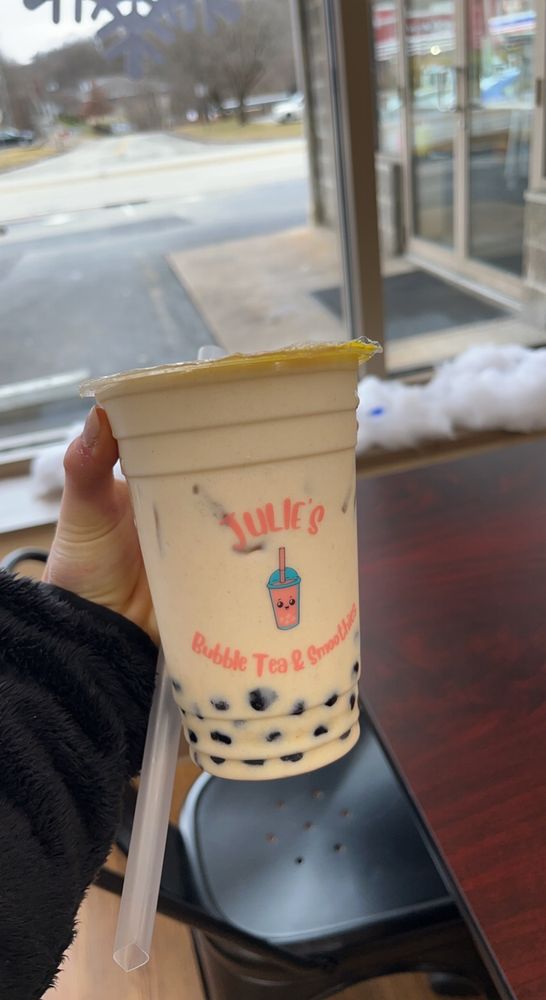 Julie’s Bubble Tea & Smoothies Logo